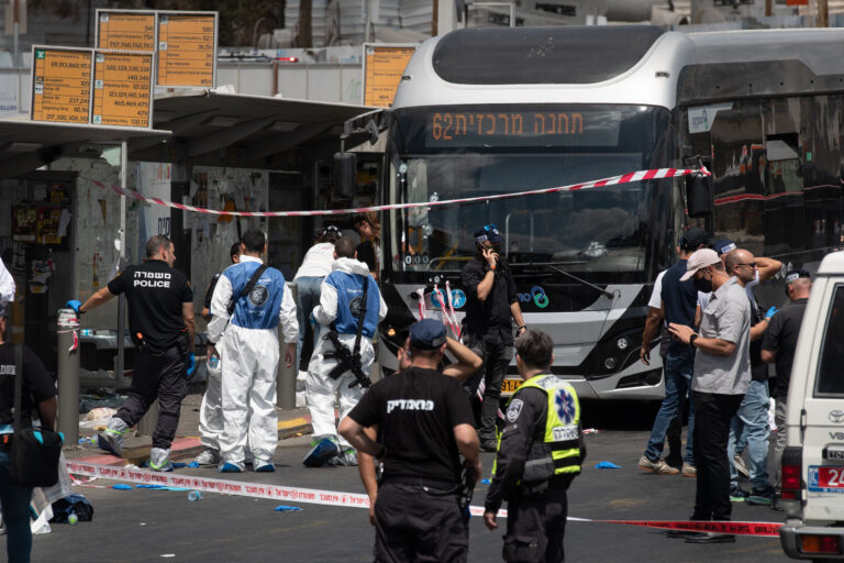 Tiroteo perpetrado por dos hombres palestinos deja seis muertos en Jerusalén