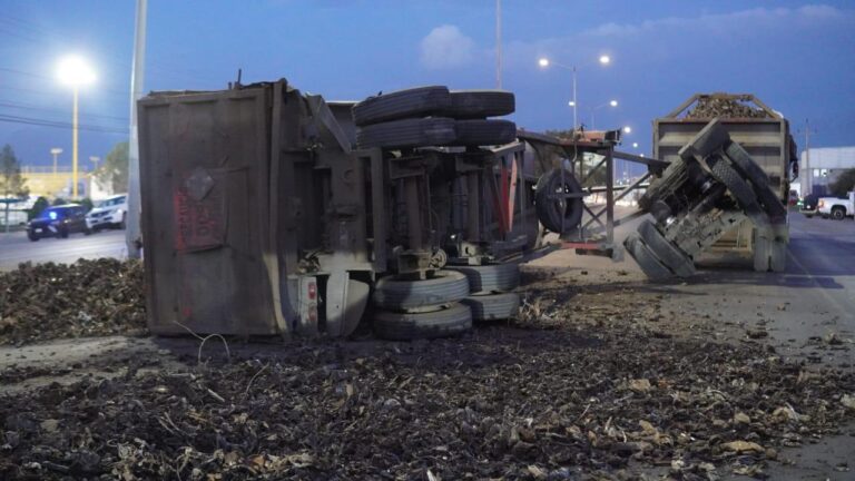 Tren arrolla tractocamión que intentó ganarle el paso en Saltillo