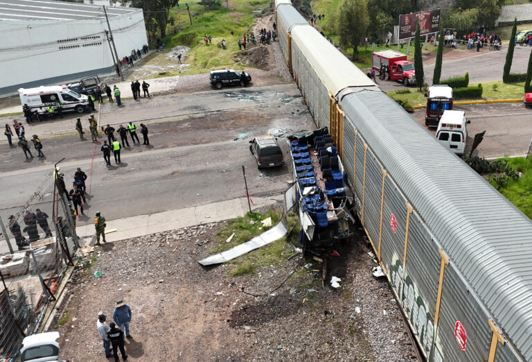 Tren embiste autobús de pasajeros en Atlacomulco; hay 9 muertos
