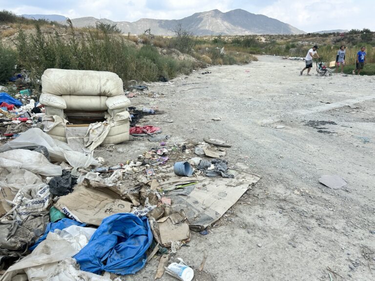 Vecinos reportan basurero clandestino en la calle Obsidiana en Ramos Arizpe; autoridades anuncian limpieza y vigilancia