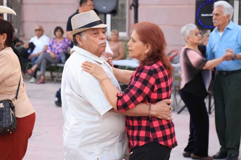 Viernes de Danzones: adultos mayores bailan en Saltillo contra la depresión y el aislamiento