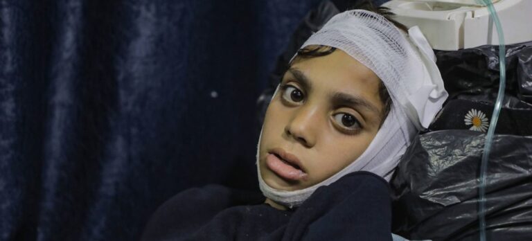 30 minutos dentro de un hospital de Gaza: terror y muerte de los niños víctimas de drones y bombardeos