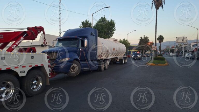 Aseguran pipa robando hidrocarburo en la carretera Saltillo-Torreón; hay dos detenidos
