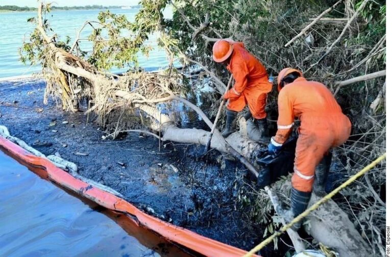 Atribuye Sheinbaum fuga en ducto a deslave en Veracruz