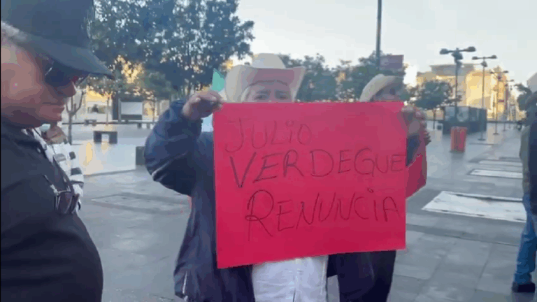 Protestan campesinos en Palacio Nacional por precio de maíz