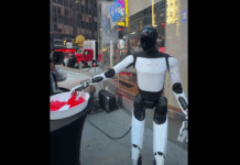 ¡Truco o trato! Da dulces en NY robot de Tesla