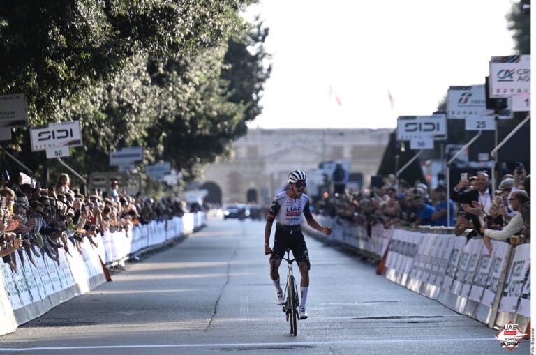 Cierra Isaac Del Toro temporada con triunfo