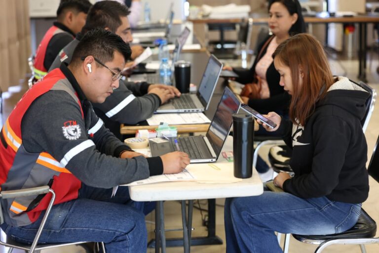 Continúa credencialización a agremiados del sindicato automotriz