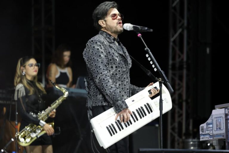 Disfrutan saltillenses de Alex Syntek y contribuyen para la adquisición de implantes cocleares