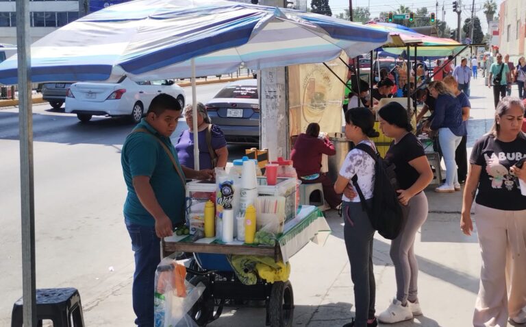 En el IMSS los curan y afuera los enferman; proliferan puestos de comida chatarra afuera de la Clínica 2 de Saltillo 
