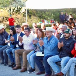 Entrega alcaldesa Ana Karen Arco de Bienvenida en Los Lirios