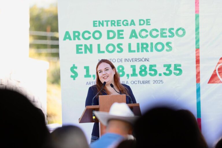 Entrega alcaldesa Ana Karen Arco de Bienvenida en Los Lirios