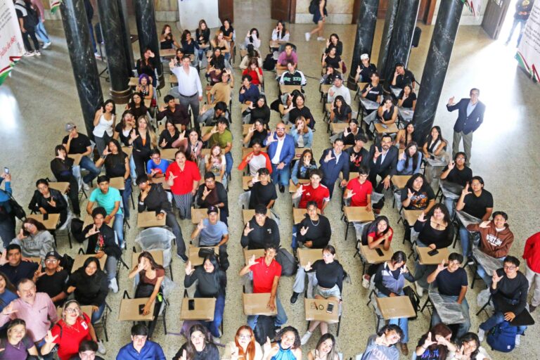 Entrega rector de la UAdeC mobiliario a la Escuela de Bachilleres Ateneo Fuente y a la Facultad de Ciencias Químicas
