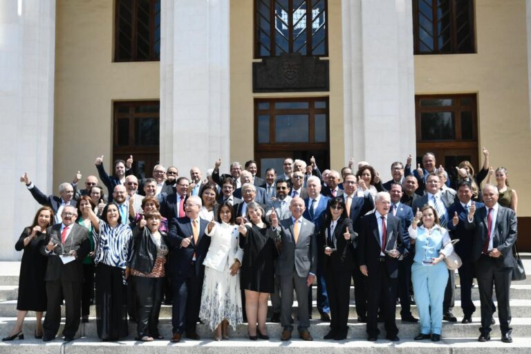 Entregan reconocimientos a notarias y notarios con más de 30 años de labor en Coahuila