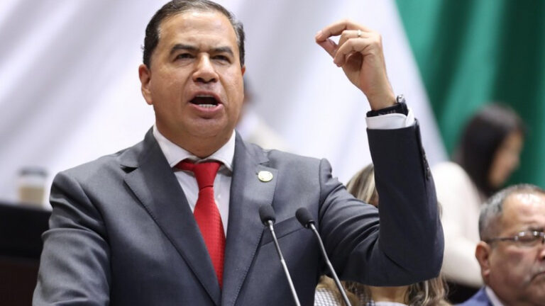 Estalla Mejía por perder contratos de carbón y agrede a diputados