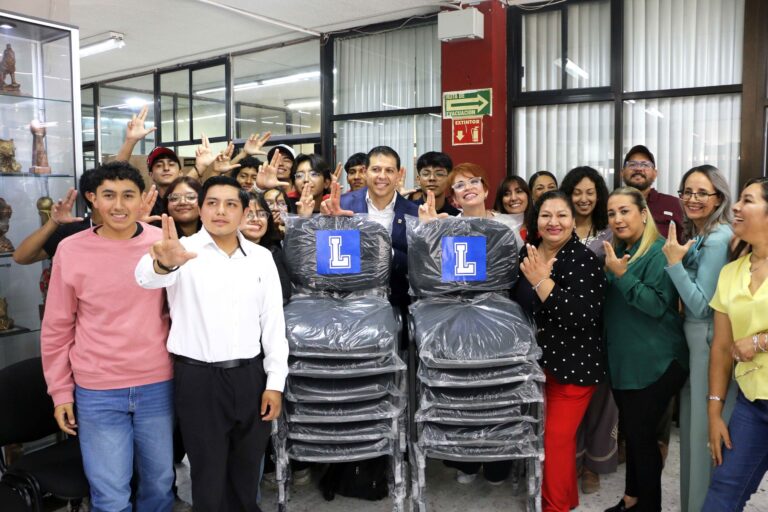 Fortalece UAdeC infraestructura educativa con entrega de mobiliario al IDEA y a la Preparatoria Número Uno