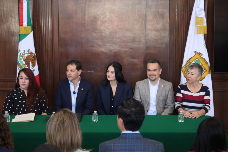 Inauguran en Congreso exposición en el marco del 45 Aniversario de la Facultad de Comunicación de la UAdeC