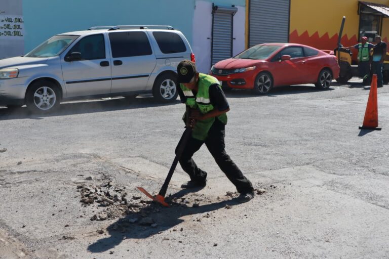 Intensifica Saltillo labores de bacheo en Valle Verde