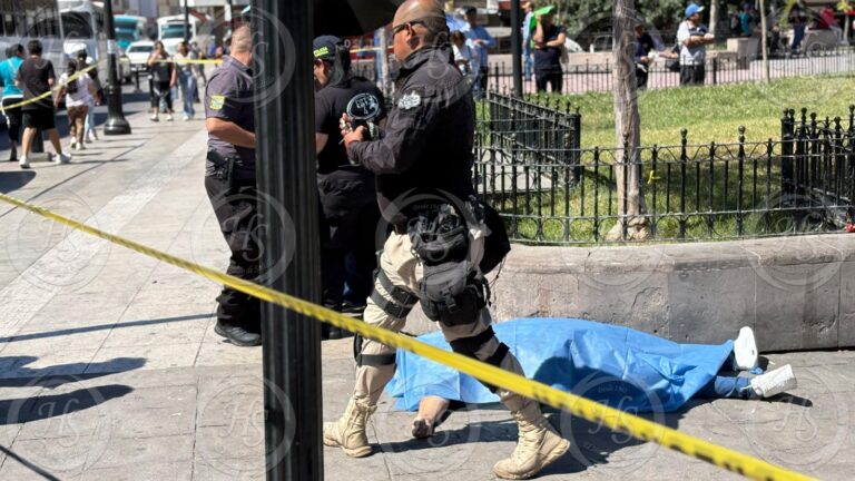 Mujer pierde la vida en plaza pública del Centro de Saltillo; presumen infarto