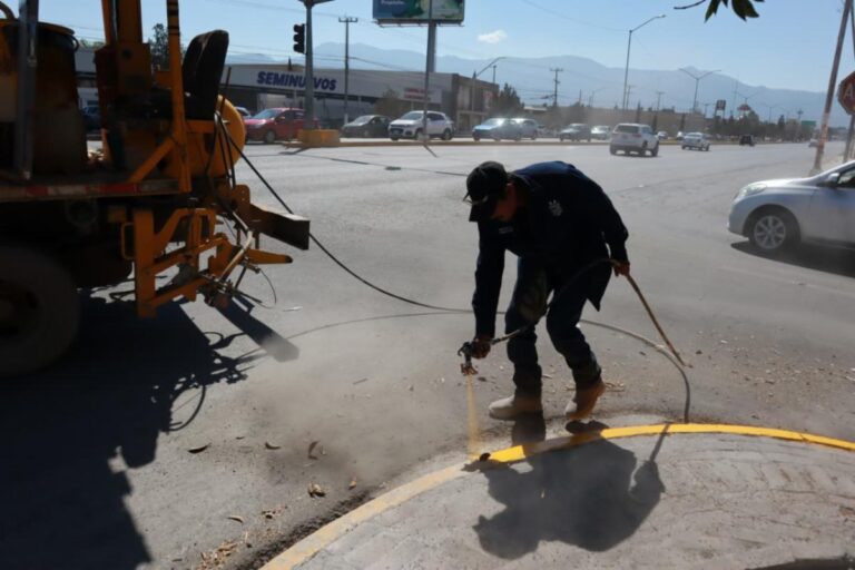Pinta Saltillo camellones centrales para reforzar la seguridad vial