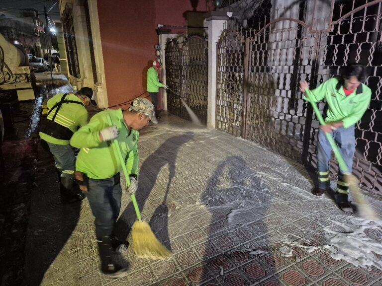 Realizan limpieza profunda en banquetas en el Centro Histórico de Saltillo
