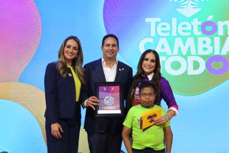 Reciben Javier y Luly, Medalla por la Inclusión “Gilberto Rincón Gallardo-Teletón 2025”