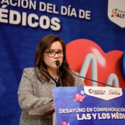 Reconoce Javier Díaz a las y los médicos en su día1
