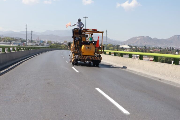 Refuerza Saltillo seguridad vial; delimita carriles en bulevares de la ciudad