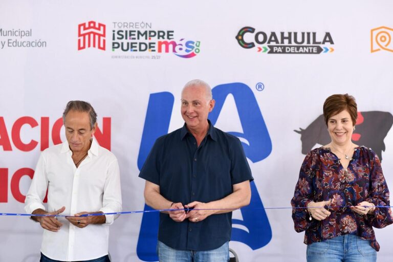 Román Alberto Cepeda González inaugura la edición 2025 del CowParade