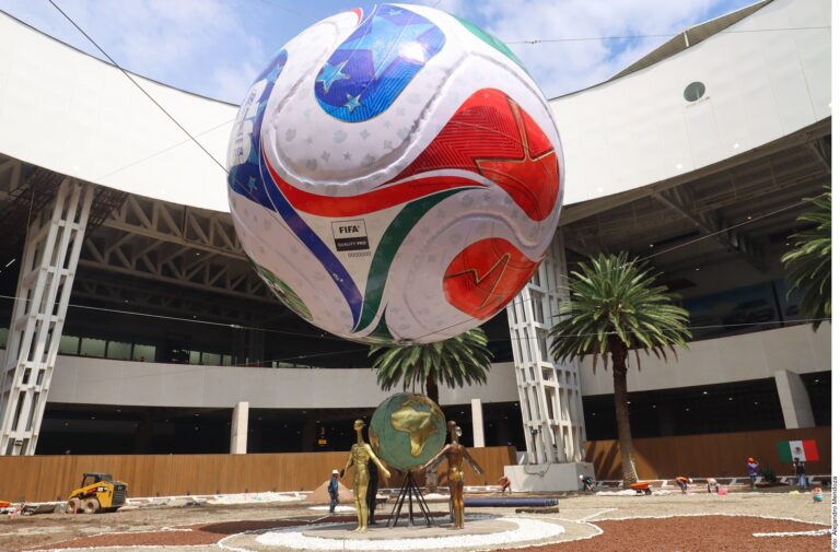 Rueda mega balón del Mundial en el aeropuerto de la CDMX