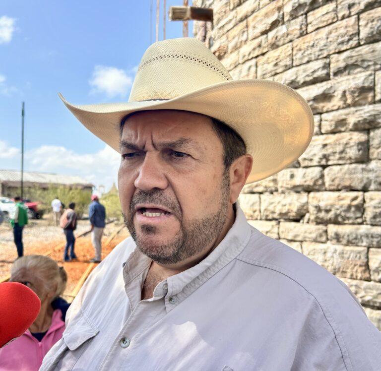 Tecnología LED llega a los ejidos de Ramos Arizpe con instalación de nuevas luminarias: Tomas Gutiérrez