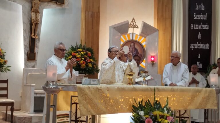 “Vivir el sacerdocio es una alegría, un gozo y un deseo de servir a Dios”, cumple el Padre Humberto González 73 años de vida sacedotal