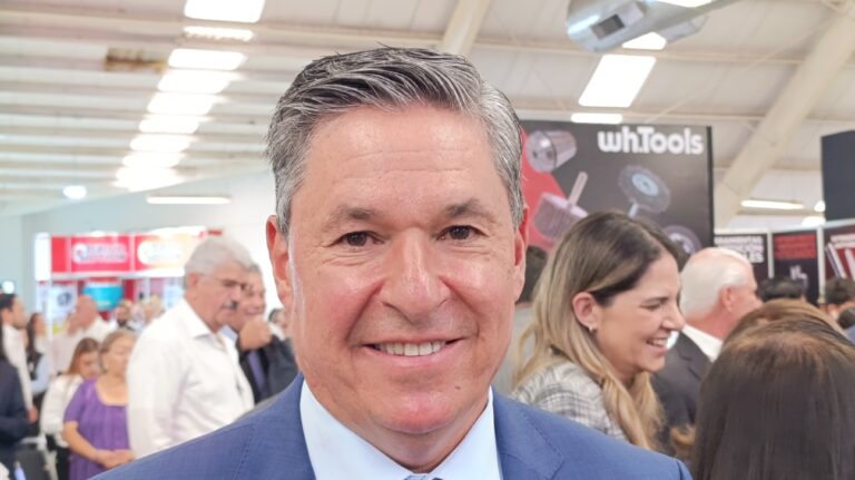 Advierte presidente de GIS que estancamiento de México continuará si no se invierte en salud y educación