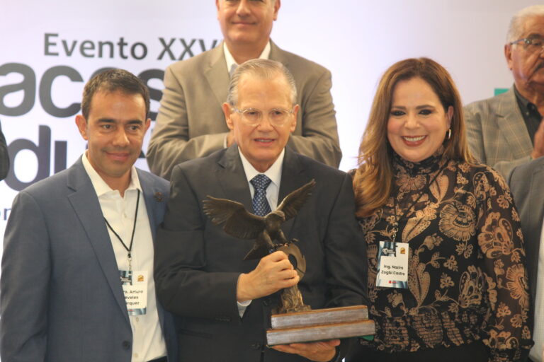 Con presea Águila, reconoce Canacintra Coahuila Sureste a empresarios destacados