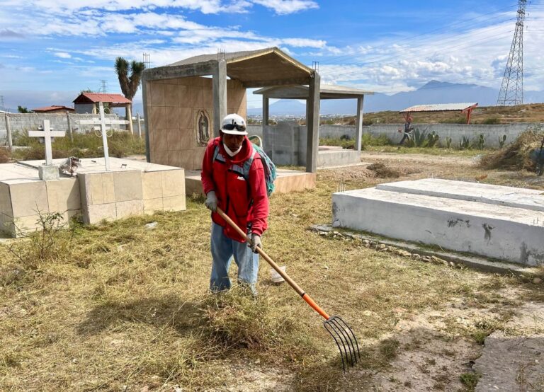 Continúa Ramos Arizpe con limpieza y mantenimiento en panteones y plazas