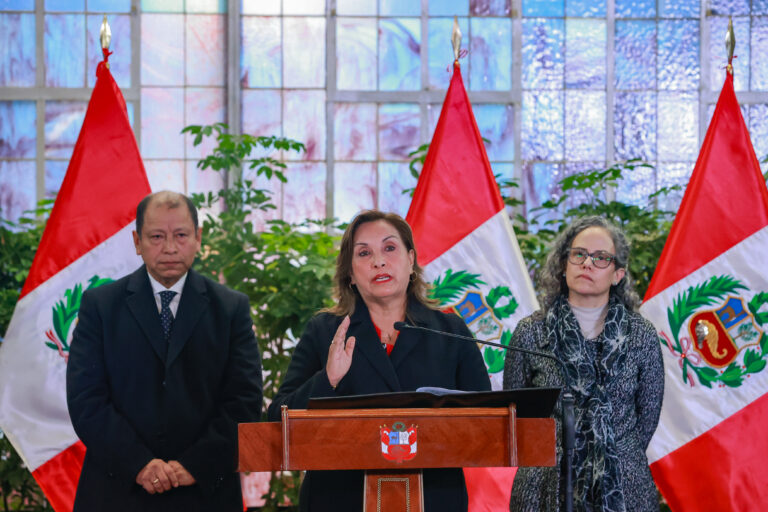 Destituyen a la presidenta de Perú