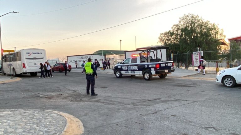 Detienen a dos alumnas tras riña afuera de secundaria en Ramos Arizpe