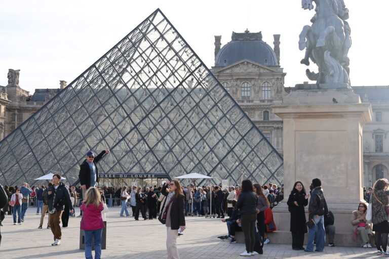 El Museo de Louvre reabre tres días después de un robo de joyas