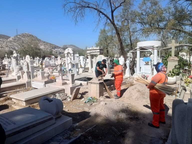 Emiten recomendaciones para quienes acuden a los panteones de Torreón durante el Día de Muertos