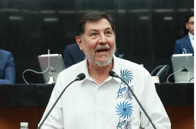 En avión de lujo, Noroña realiza “asambleas informativas” en Coahuila