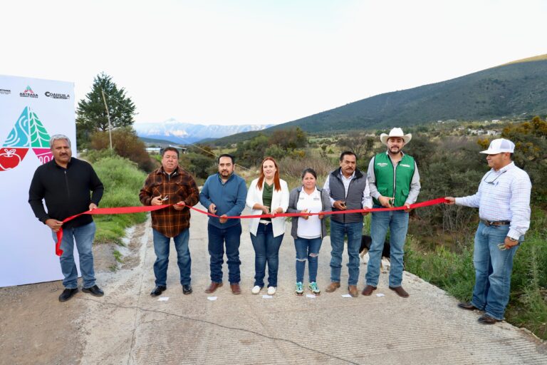 Entrega alcaldesa de Arteaga camino hacia el panteón en Mesa de las Tablas, tras 15 años de espera