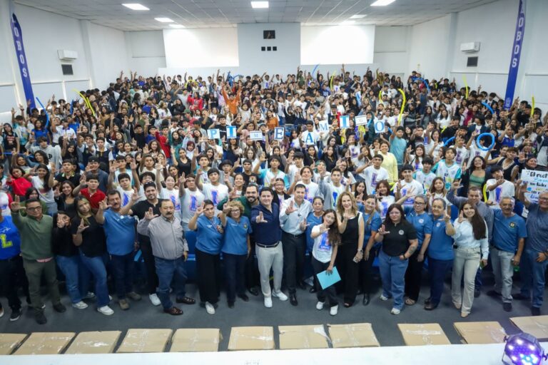 Entrega rector de la UA de C mesabancos a la Escuela de Administración San Pedro y a la Escuela de Bachilleres Aguanueva