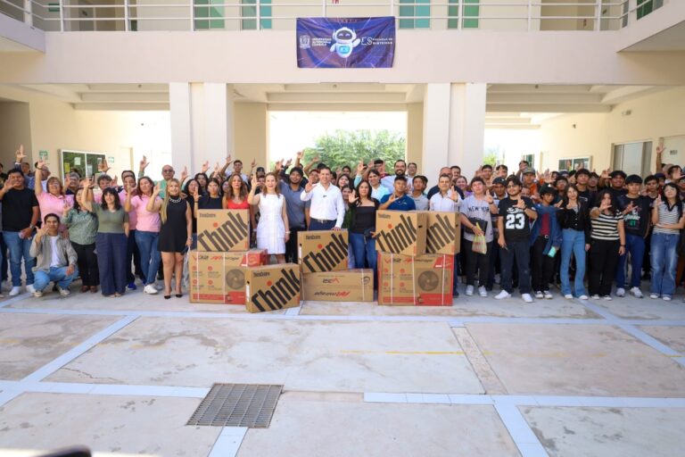Entrega rector de la UA de C equipos de cómputo y aires acondicionados a la Escuela de Sistemas Unidad Laguna