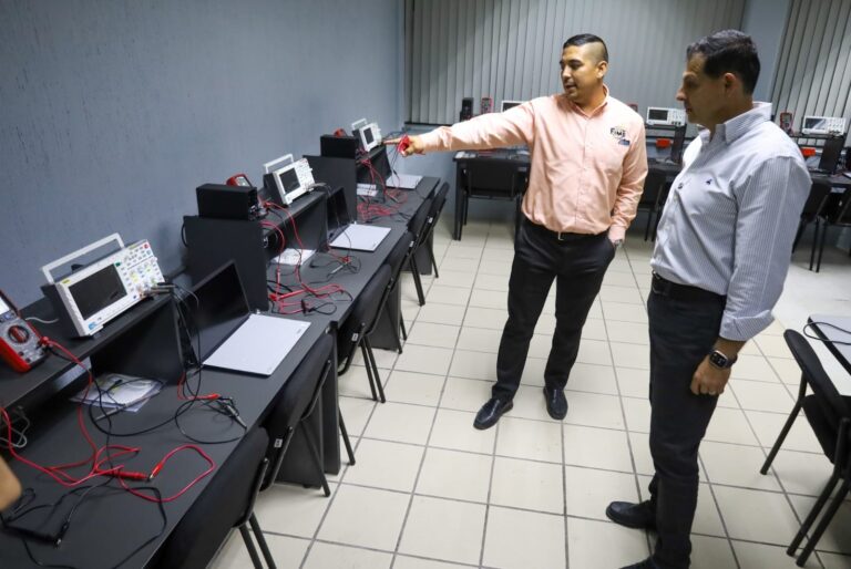 Entrega rector de la UA de C mobiliario y laboratorios en FIME Unidad Laguna