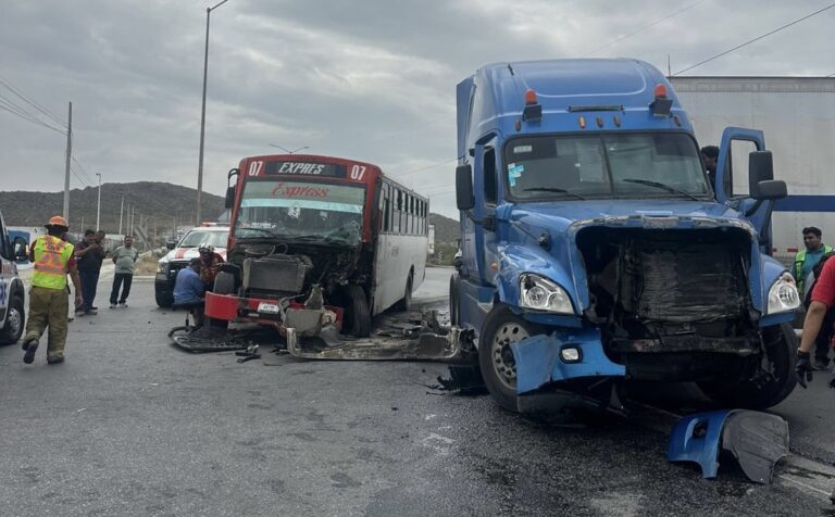 Impacto frontal entre camión urbano y tráiler en Ramos Arizpe deja tres heridos