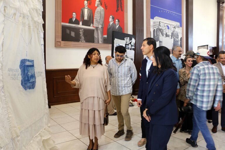 Inaugura Facultad de Ciencias de la Comunicación de la UA de C la exposición fotográfica “¿Quién está vivo?”