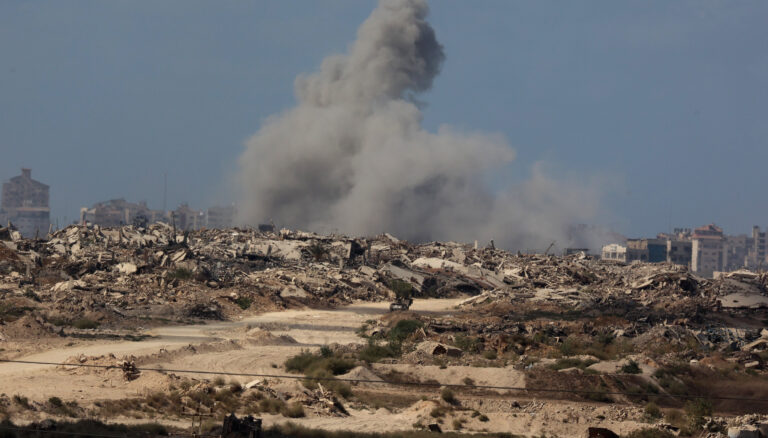 Israel prosigue con sus ataques en Gaza mientras continúan las negociaciones de paz