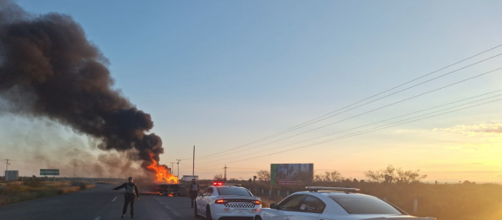 Narcobloqueos paralizan carreteras de Zacatecas con autos incendiados y ponchallantas