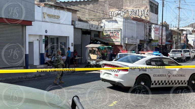 Operativo de la FGR en plaza comercial de Saltillo; decomisan mercancía pirata