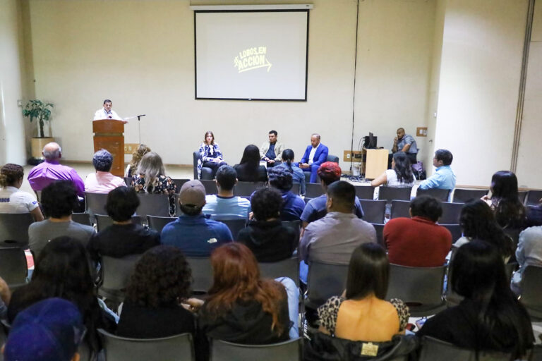 Presentan libro y entregan donativo de croquetas los Lobos en Acción de la UA de C Unidad Laguna